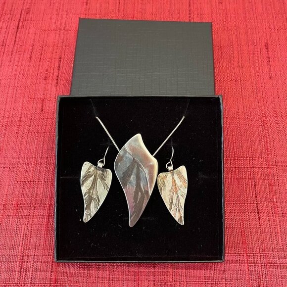 Jessie Senecal Handmade Sterling Sliver "Cedar" Necklace and Earrings - Picture 4 of 4